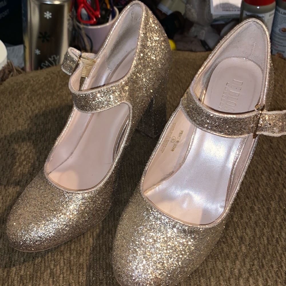 DeBlossum Gold Sparkling Shoes Size 8